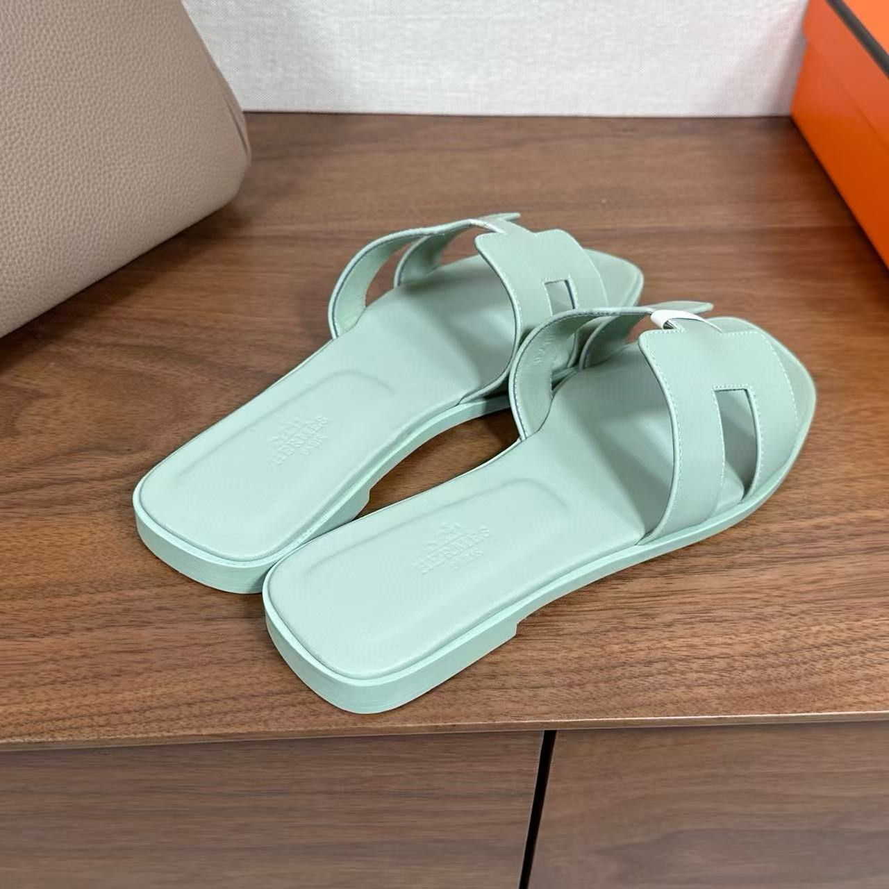 ua H**me5 oran sandal