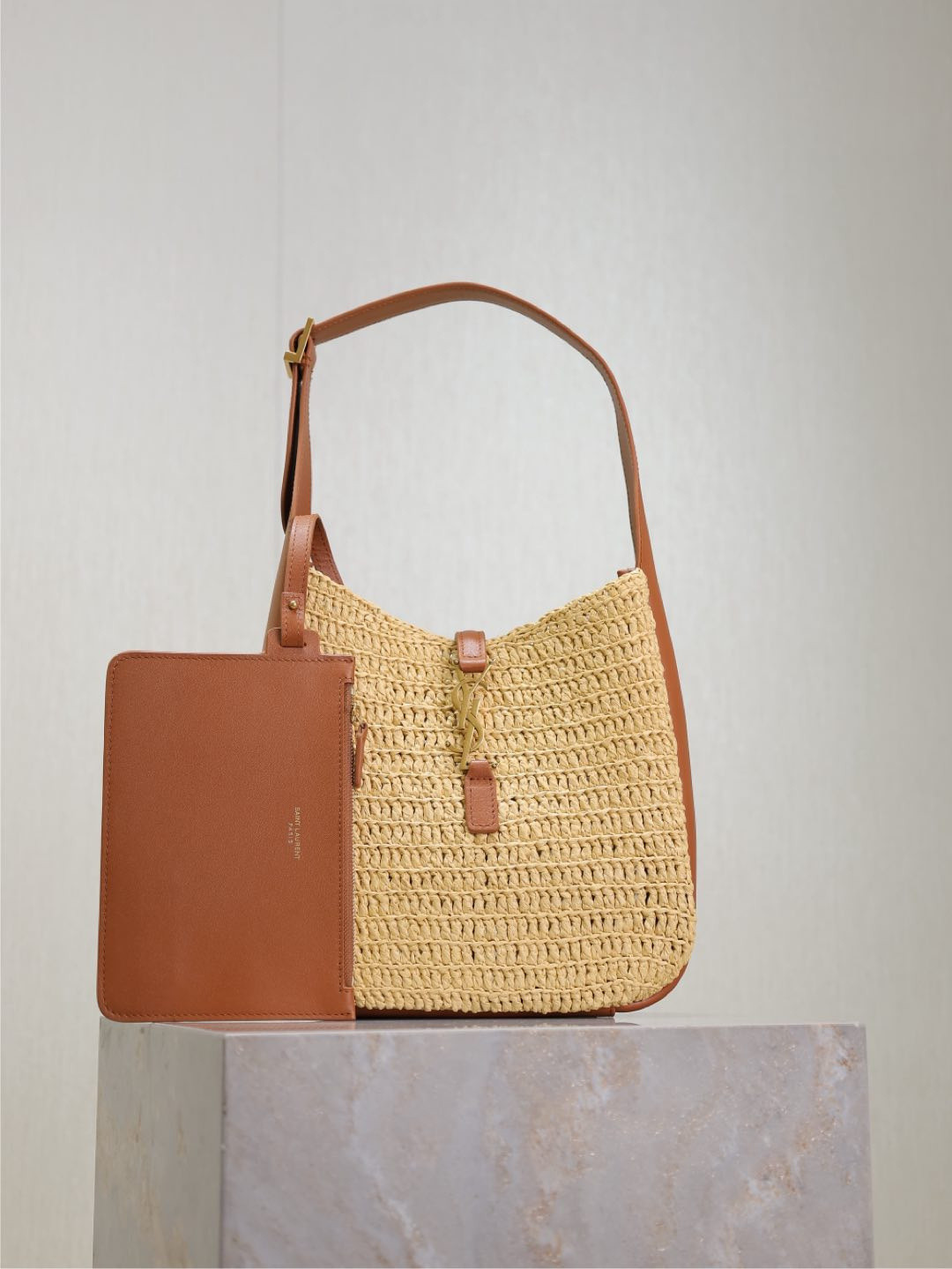 y*l le 5 À 7 S*pple small in raffia and leather 22 x  22 x 7-9 cm