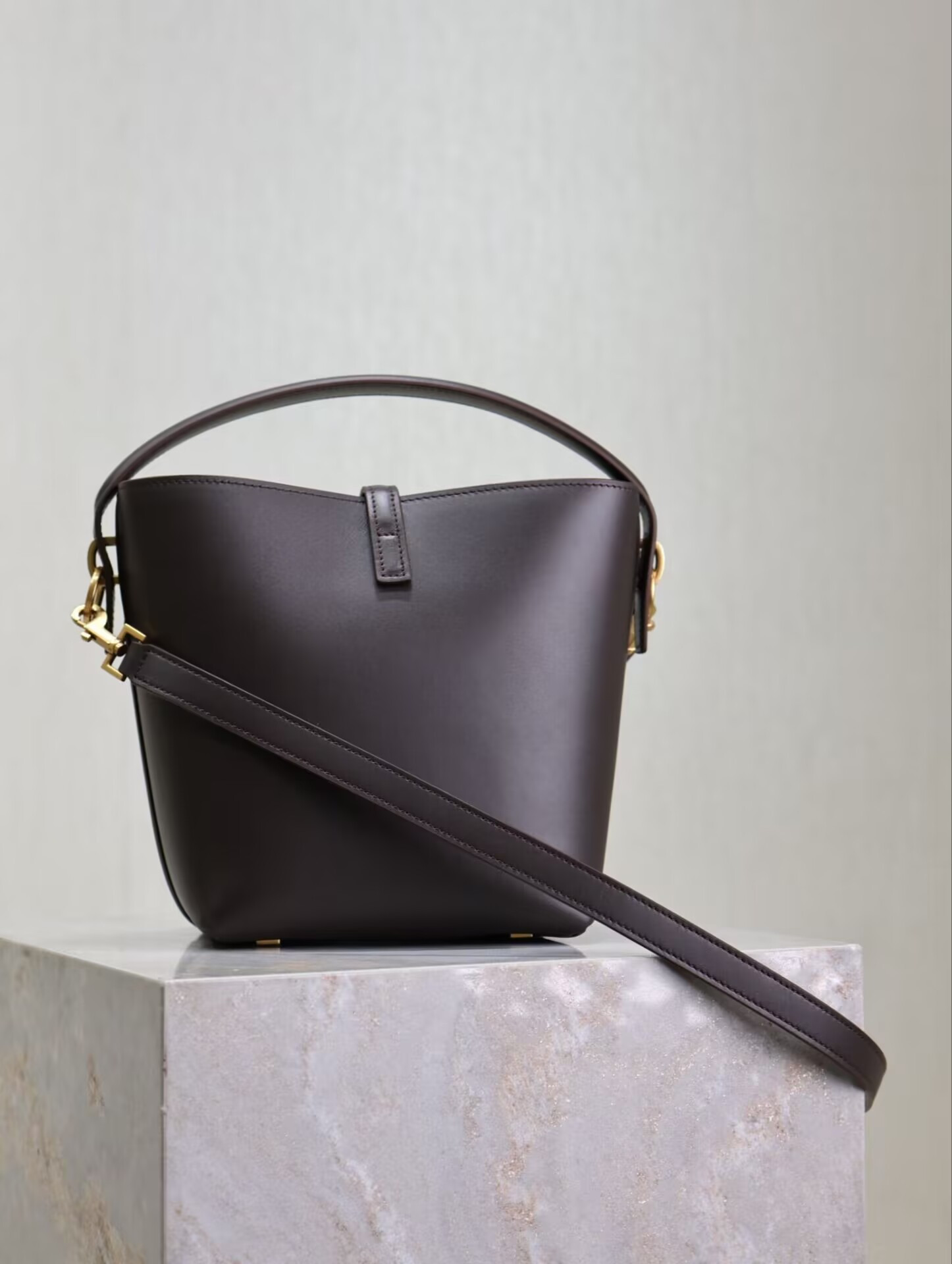 Y*L le 37 in shiny leather 17x20x13cm