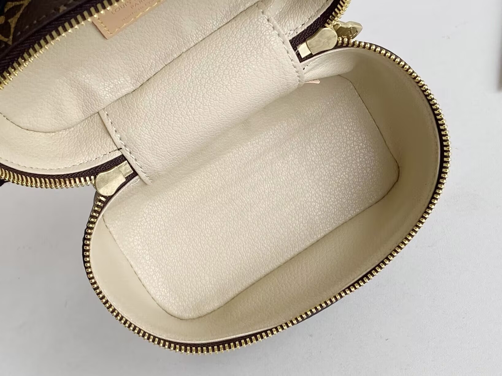 LV Nice Nano M44936 14 x 10.2 x 8.5cm