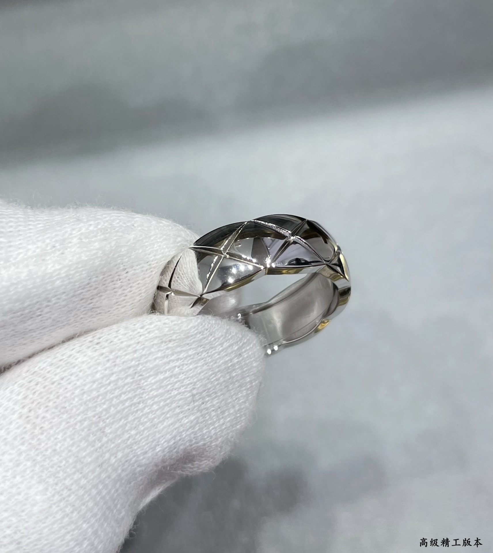 ch*el wide Di*m*nd pattern smooth ring