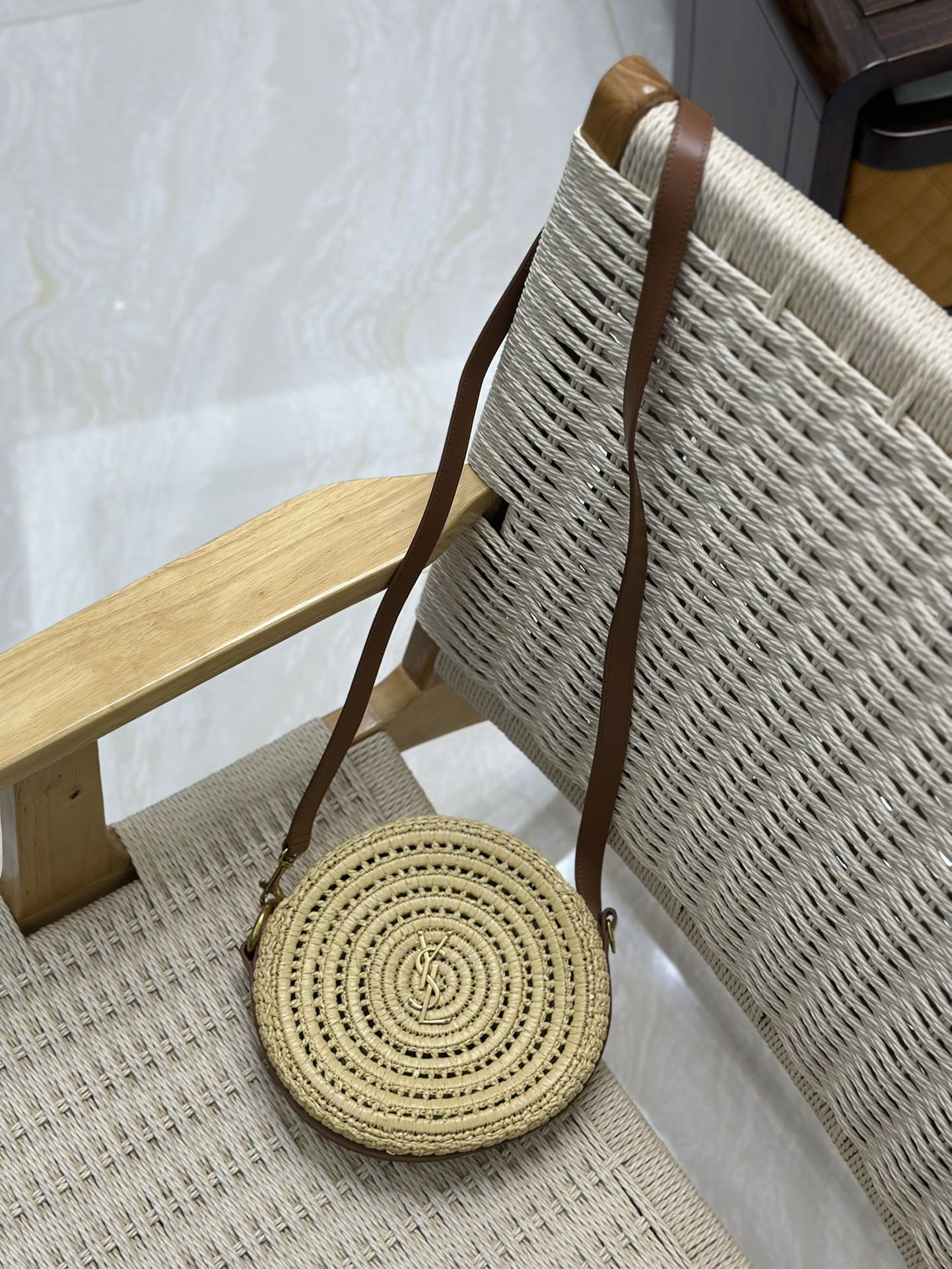 Y*L round bag in raffia and vegetable-tanned leather color natural